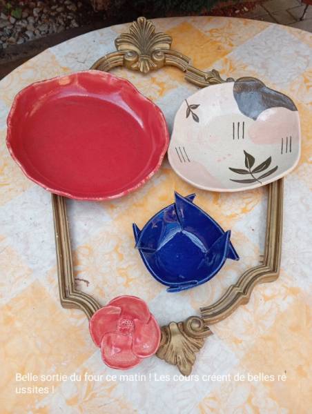 Pièces réalisées avec la technique de la plaque, décor aux engobes.